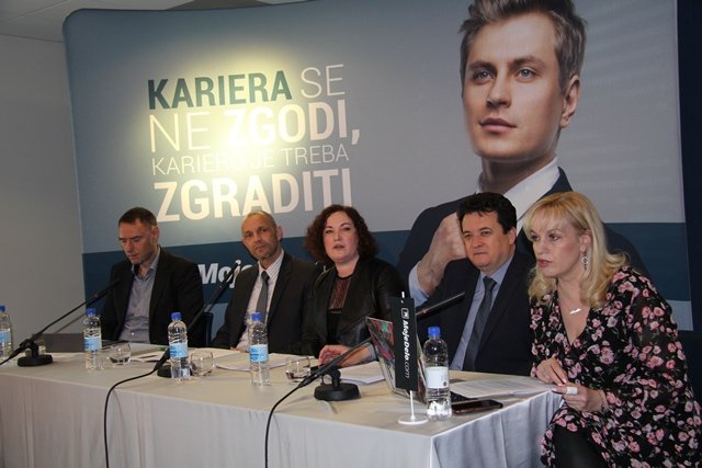 Ob začetku sejma so pripravili tudi okroglo mizo, na kateri so o trgu dela v regiji spregovorili (z leve): Tomaž Gorjup (MojeDelo), Matej Černelč (Krka), Tatjana Muhič (OS Zavoda za zaposlovanje) in Tomaž Kordiš (GZDBK). (Foto: B. D. G.)