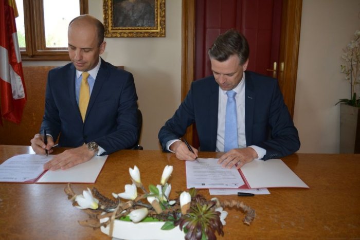 Predsednik uprave CGP Novo mesto Martin Gosenca in novomeški župan Gregor Macedoni.