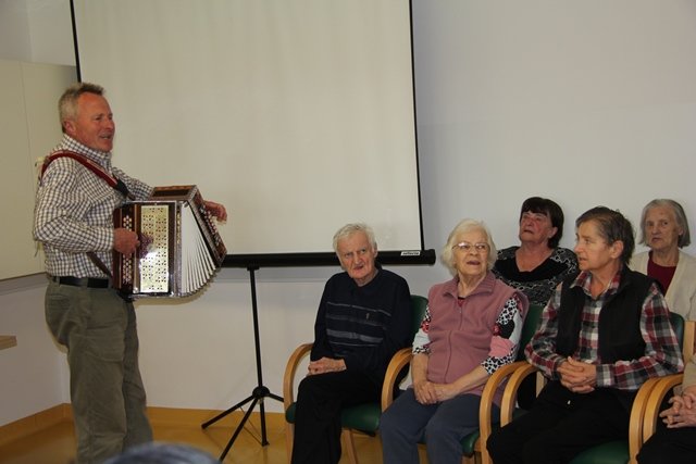 V kulturnem programu so sodelovali tudi pevci domskega pevskega zbora s harmonikarjem. (Foto: B. D. G.)