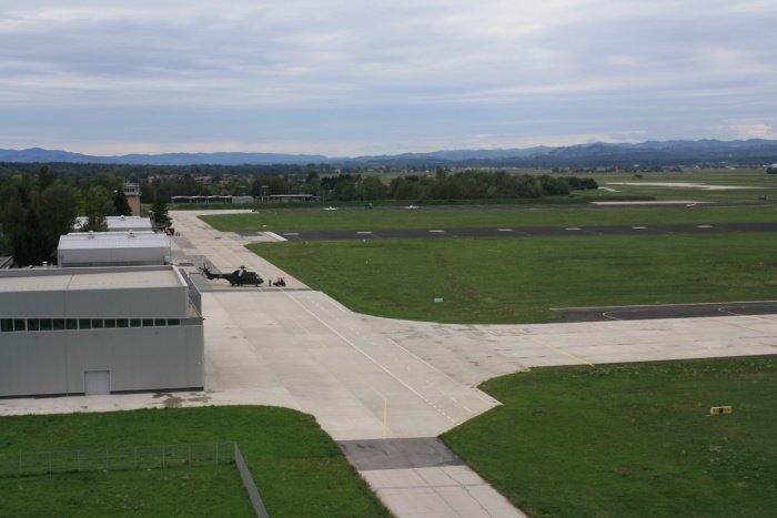 Del letališča Cerklje ob Krki, pogled iz nadzornega stolpa (Foto: M. L.)