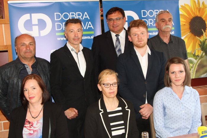 Dolenjski, belokranjski in posavski kandidati Dobre države s predsednikom stranke Bojanom Dobovškom. (Foto: I. Vidmar)