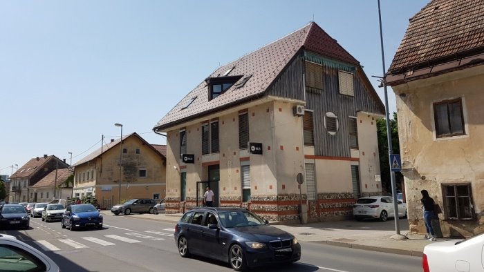 Incident se je zgodil na banki sredi Šentjerneja. (Foto: J. A.)