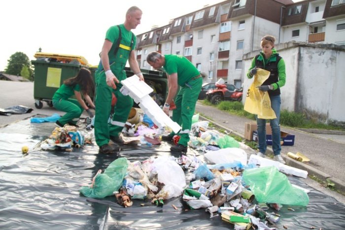 Na Sokolski ulici na Mirni so se danes lotili podrobnega pregleda zabojnikov z mešanimi komunalnimi odpadki.