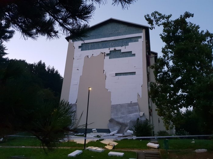 Sinočnje neurje je bloku na Jakčevi dobesedno olupilo novo fasado ... (foto: R. J.)