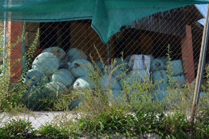 Večina petih ton ožganih odpadkov že leto dni čaka na prostem, delno so pokriti s folijo. Nekaj ton so jih zapakirali v bale, ki so jih nameravali izvoziti na Hrvaško, a se tudi to ni zgodilo.