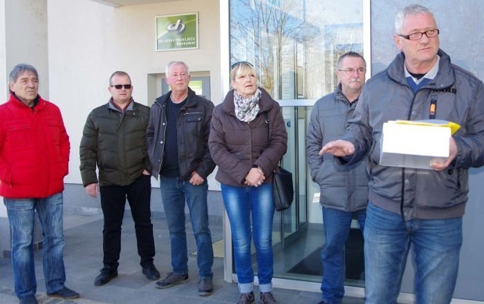 Skupina občanov in občinskih svetnikov iz volilne enote Bela Cerkev je prinesla peticijo OVK in OS.
