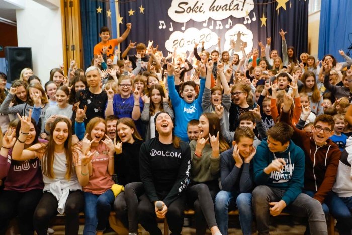 Včeraj je bilo v osnovnih šolah v Brestanici in Podbočju res veselo in zabavno. (Foto: Benjamin Kovač)