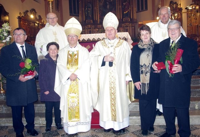 Prejemnika odličij sv. Jožefa Ignac Slakonja (na levi) in Franc Černelič (na desni) s svojima ženama, škofoma ter župnikoma iz njegovih far.