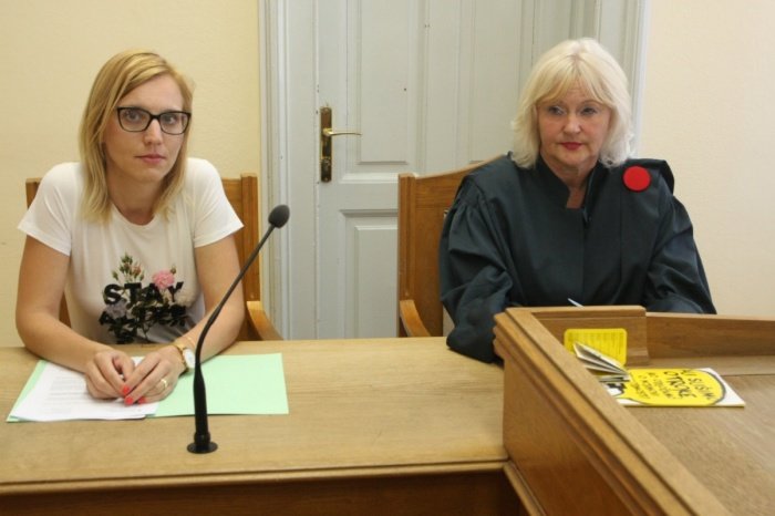 Državna pravobranilka Marija Osolnik Šenica  (desno) pravi, da so pogajanja o višini odškodnine možna, a zgolj po tistem, ko  bodo svoje o zadevi povedali izvedenci. (Foto: B. B.)