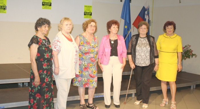 Ljudske pevke Žejno. Njihova vodja Fanika Zaniuk (tretja z leve) je bila glavna organizatorica srečanja. (Foto: M. L.)