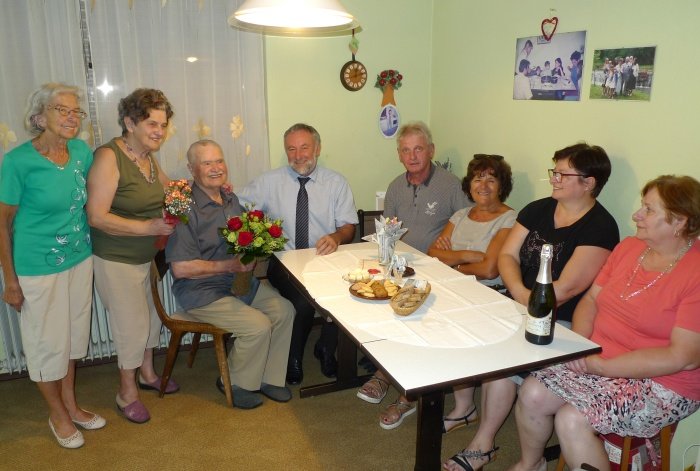 Slavljenec, 90-letni Jože Saje (tretji z leve) z ženo Mihelco, s katero sta te dni praznovala diamantno poroko, se je zelo razveselil obiska predstavnikov šentjernejske občine in društev.