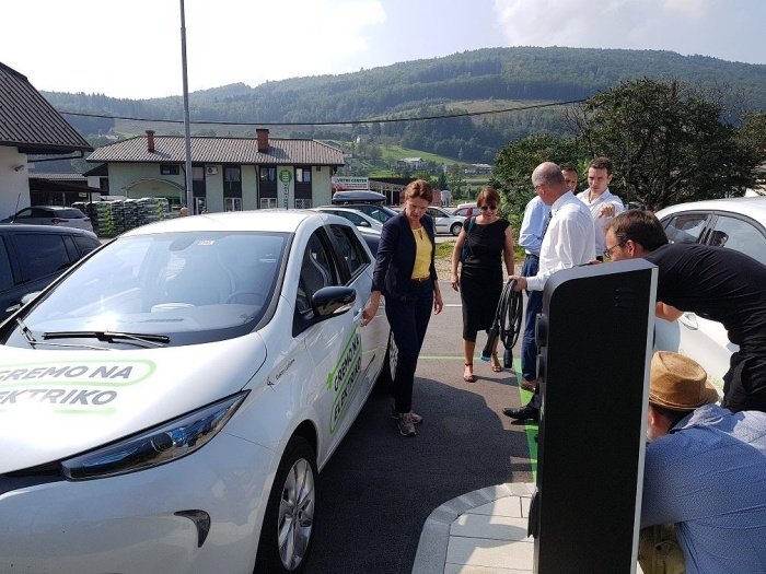 Ministrica za infrastrukturo Alenka Bratušek si je v Trebnjem ogledala energetski otok, namenjen polnjenju električnih avtomobilov. (Foto: Občina Trebnje)