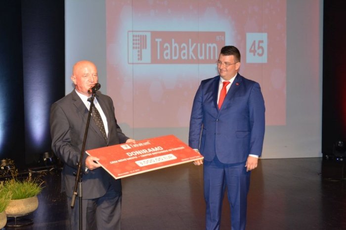Družina Tasev je ob jubileju Tabakuma pomagala Centru biotehnike in turizma Grm, kjer je februarja zagorelo. Na sliki Tone Hrovat in Goce Tasev.