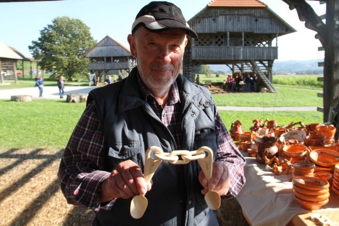 Janez Golob se že dolgo ukvarja z rezbarjenjem. Je eden redkih rokodelcev v Sloveniji, ki izdeluje lesene verige. Še posebej zanimive so njegove poročne lesene verige, ki imajo na vsakem koncu leseno žlico in se jih podarja mladoporočencema. Prav tako izdeluje tudi lesene igre, pa obeske in razne drobne predmete iz lesa. 