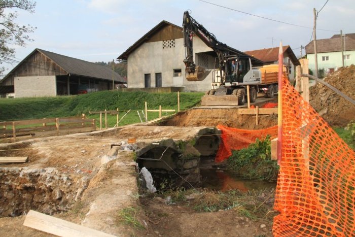 V Kamnem Potoku so se lotili obnove starega mostu čez Temenico. (Foto: R. N.)