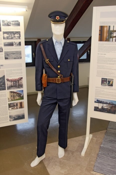 V zbirki so razstavljene tudi vse uniforme paznikov in obsojencev.