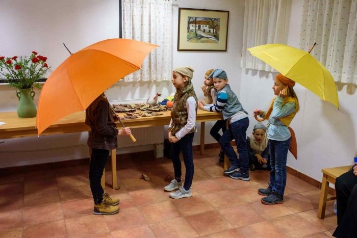Najmlajši so se predstavili z improvizacijo krajše  predstave Pod medvedovim dežnikom. (Foto: G. S)