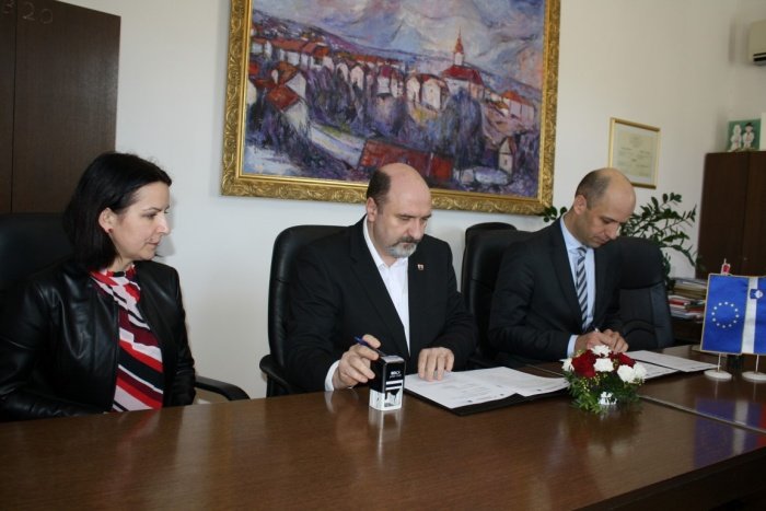 Župan Darko Zevnik (drugi z leve)  in predsednik uprave podjetja CGP d.d. iz Novega mesta Martin Gosenca sta podpisala gradbeno pogodbo za industrijsko cono Beti. Podpisu je prisostvovala tudi izvršna direktorica Beti Maja Čibej. (Foto: M. L.)