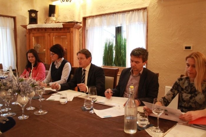 Župan Občine Črnomelj Andrej Kavšek je na nedavni novinarski konferenci skupaj s sodelavci z občinske uprave predstavil nekatere naložbe. (R. N.,arhiv DL)