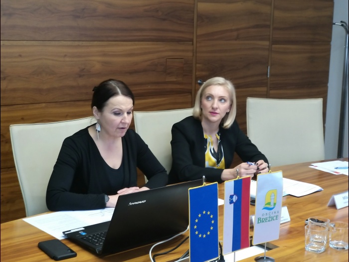 Na novinarski konferenci: Patricija Čular  in Mila Levec. (Foto: Občina Brežice)