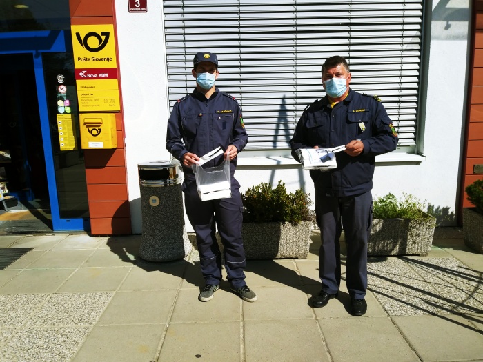 šentjernejski gasilci pomagajo pri razdeljevanju mask. (Foto: Občina Šentjernej)