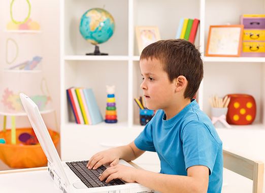 Šolarji za učenje na daljavo potrebujejo računalnik. (Ilustrativna fotka)