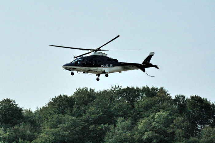 Partnerja žrtve iščejo tudi s helikopterjem ... (simbolna slika; arhiv)