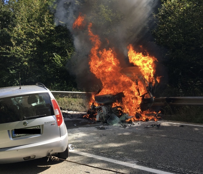 Avtomobil 38-letnika je končal v plamenih. (foto: očividec)