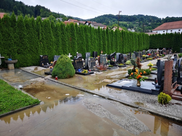 Neurje konec julija je poškodovalo tudi grobišča na pokopališču v Stični. (vse fotografije: Občina Ivančna Gorica)