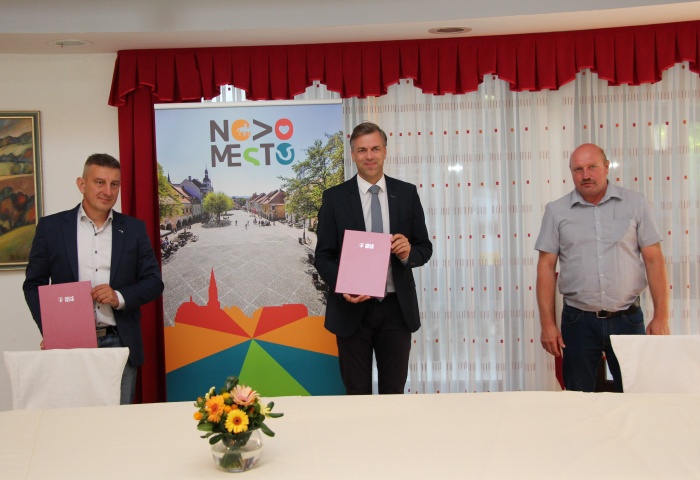 Z leve: Danijel Špingler, direktor podjetja BGP gradnje, župan Gregor Macedoni in Janez Murn, predsednik KS Stopiče (Foto: M. Ž.)