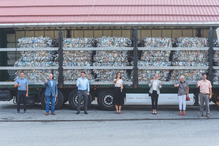 Z Zbirnega centra Boršt je danes odpeljal prvi kamion odpadne kartonske embalaže mleka in sokov (KEMS) na predelavo. (foto: JP Komunala Brežice)