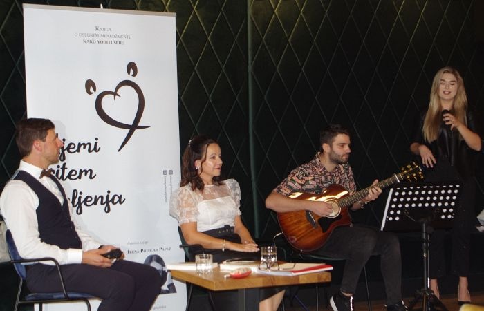 Na predstavitvi nove knjige Irene Potočar Papež, ki jo je vodil Rado Trifković (na levi), sta nastopila Anja Avbar in Primož Hudoklin.