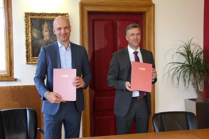Pogodbo sta podpisala župan Gregor Macedoni in predsednik uprave izbranega izvajalca del, novomeškega CGP, Martin Gosenca. (Foto: M. Ž.)
