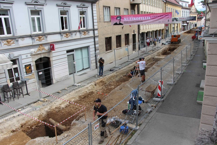Trenutno na Rozmanovi ulici potekajo arheološka izkopavanja.