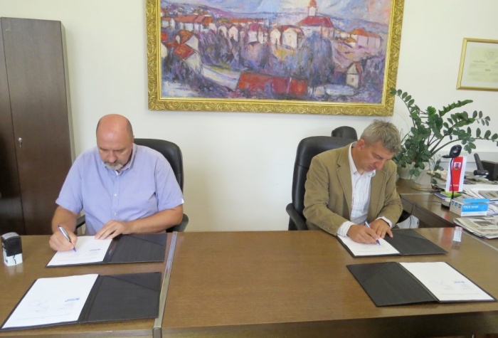 Župan občine Metlika Darko Zevnik (levo) direktorjem podjetja BGP Gradnje iz Gradca Danijel Špingler sta danes podpisala gradbeno pogodbo. (M. L., foto: občina Metlika)