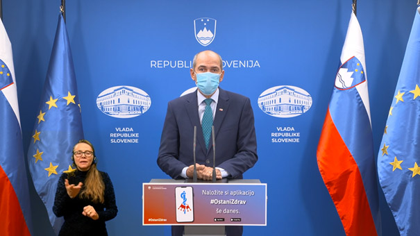 Janez Janša je napovedal nove ukrepe za zajezitev okužb. (Foto: Twitter)