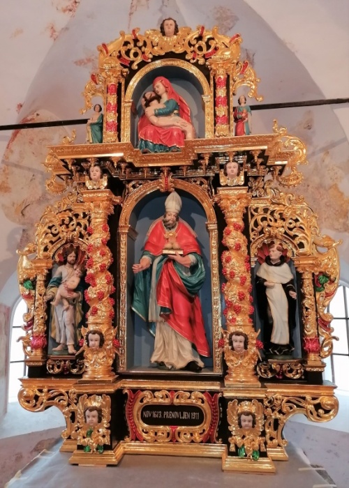 Restavratorstvo Legan iz Žužemberka je obnovilo oltar.