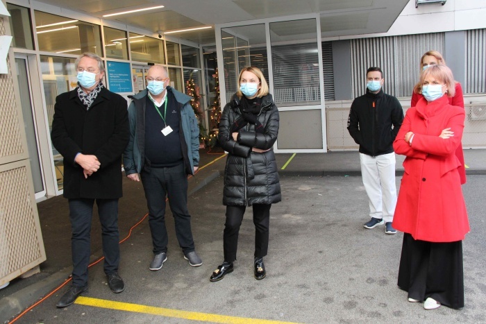 Vodstvo novomeške bolnišnice, na sredini direktorica Milena Kramar Zupan (foto: arhiv; M. Ž.)