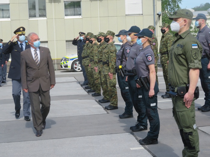 Aleš Hojs je tuje policiste danes pozdravil pred PU Novo mesto. (foto: J. K.)