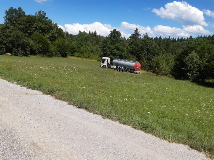 FOTO: Pijan voznik cisterne najprej 'pobral' nekaj znakov, trčil v drevo in obstal na travniku