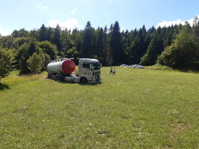 Pijan voznik cisterne je povzročil dve nesreči. K sreči ni nikogar poškodoval. (foto: PU Ljubljana)