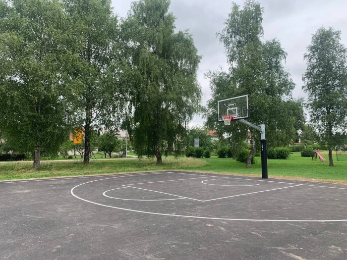 Asfaltirano igrišče in koš za košarkarske trojke (foto: Občina Kočevje)