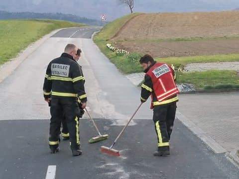 Gasilci največkrat na cestah čistijo oljne madeže, včeraj so gnojevko ... (simbolna slika; arhiv)