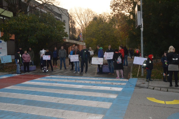 Protestniki pred OŠ Sava Kladnika v Sevnici