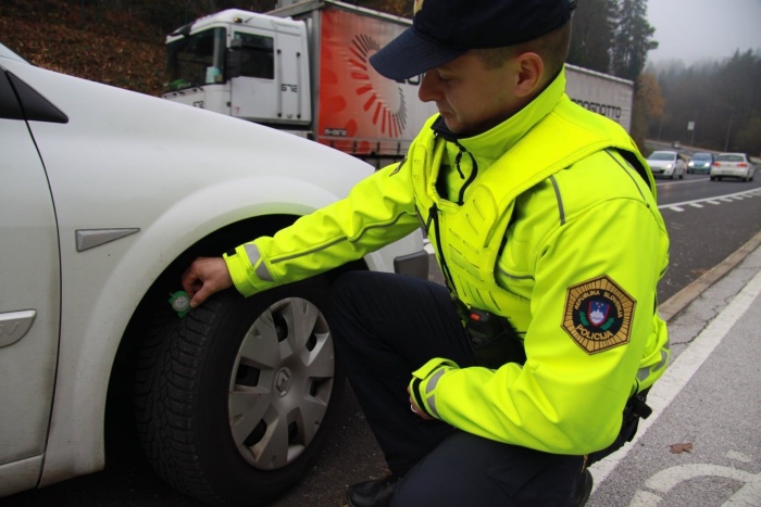 Policisti so v torek preverjali, ali so avtomobili 'zimsko obuti'. (foto: PU NM)