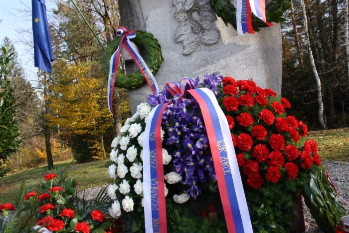 Pri spomeniku Stanetu Rozmanu Stanetu na Lokvah je tudi venec, ki ga je položil predsednik državnega zbora Igor Zorčič. (vse foto: M. L.)