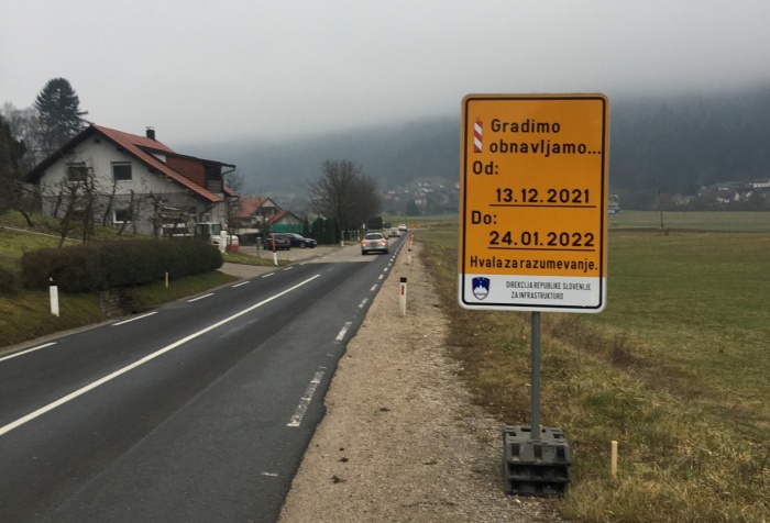 Prenavljajo slab kilometer državne ceste od Sel do Podturna, v Selih bodo uredili tudi avtobusno postajališče. (foto: P. Pr.)