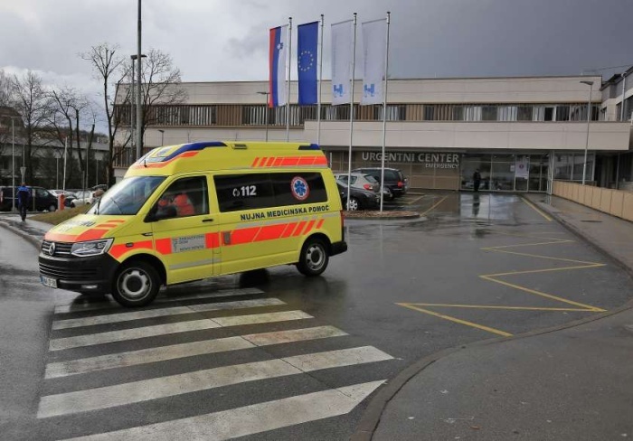 Motorista, ki je padel pri Metliki, so odpeljali v novomeško bolnišnico. (foto: arhiv)