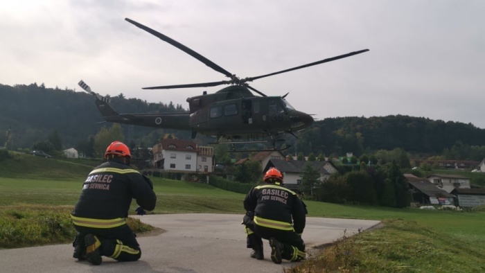 Gasilci PGD Sevnica so zgodaj popoldne zavarovali kraj pristanka helikopterja in nudili pomoč pri prenosu poškodovane osebe. (Foto: PGD Sevnica)