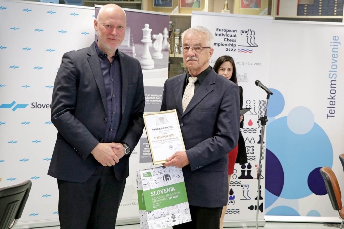 Dr. Milan Brglez, predsednik Šahovske zveze Slovenije, je podelil priznanje Vincencu Kobetu za pomemben, dolgoletni prispevek pri razvoju šaha na lokalni ravni. (Foto: KS Stari trg ob Kolpi)